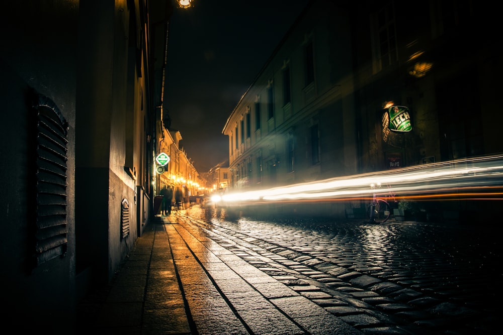 夜間の街路灯のタイムラプス撮影