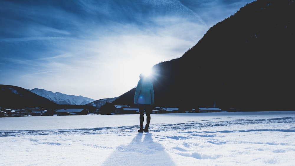 pessoa em pé na terra da neve