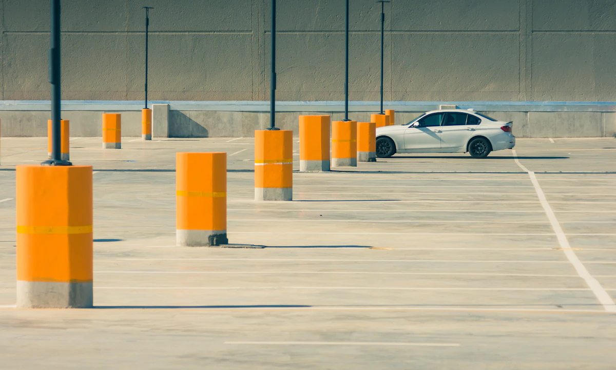 Cabina de entrega de vehiculos del parking robotico en un aeropuerto