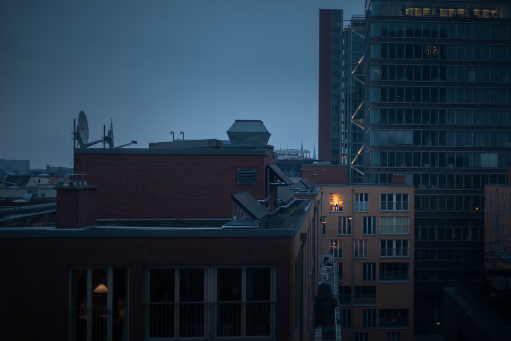 edifícios altos sob nuvens cinzentas durante a noite