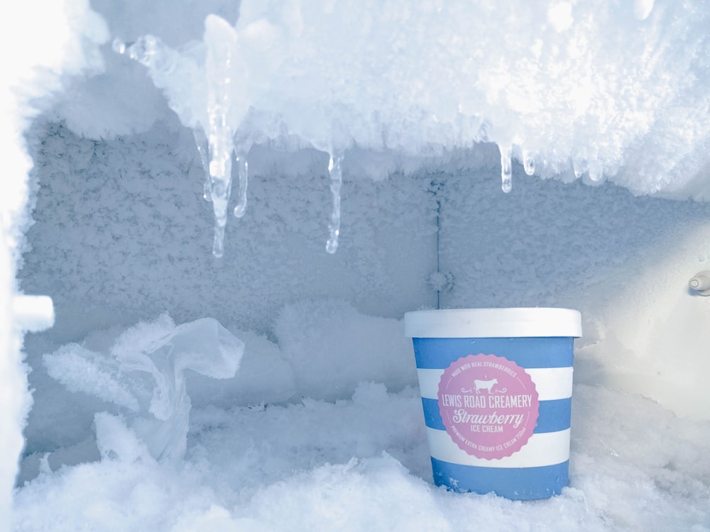 氷で覆われた容器の中のイチゴアイスクリームボトル