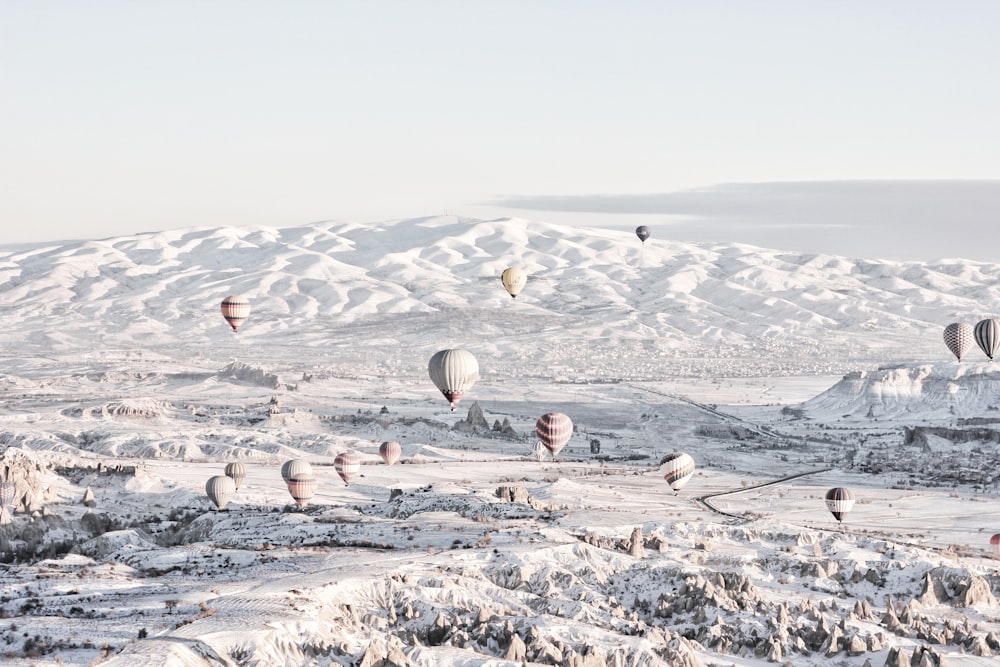 Balões de ar de cores variadas abaixo da neve durante o dia