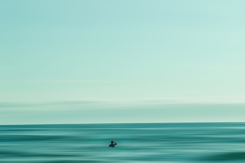 persona en medio del océano durante el día
