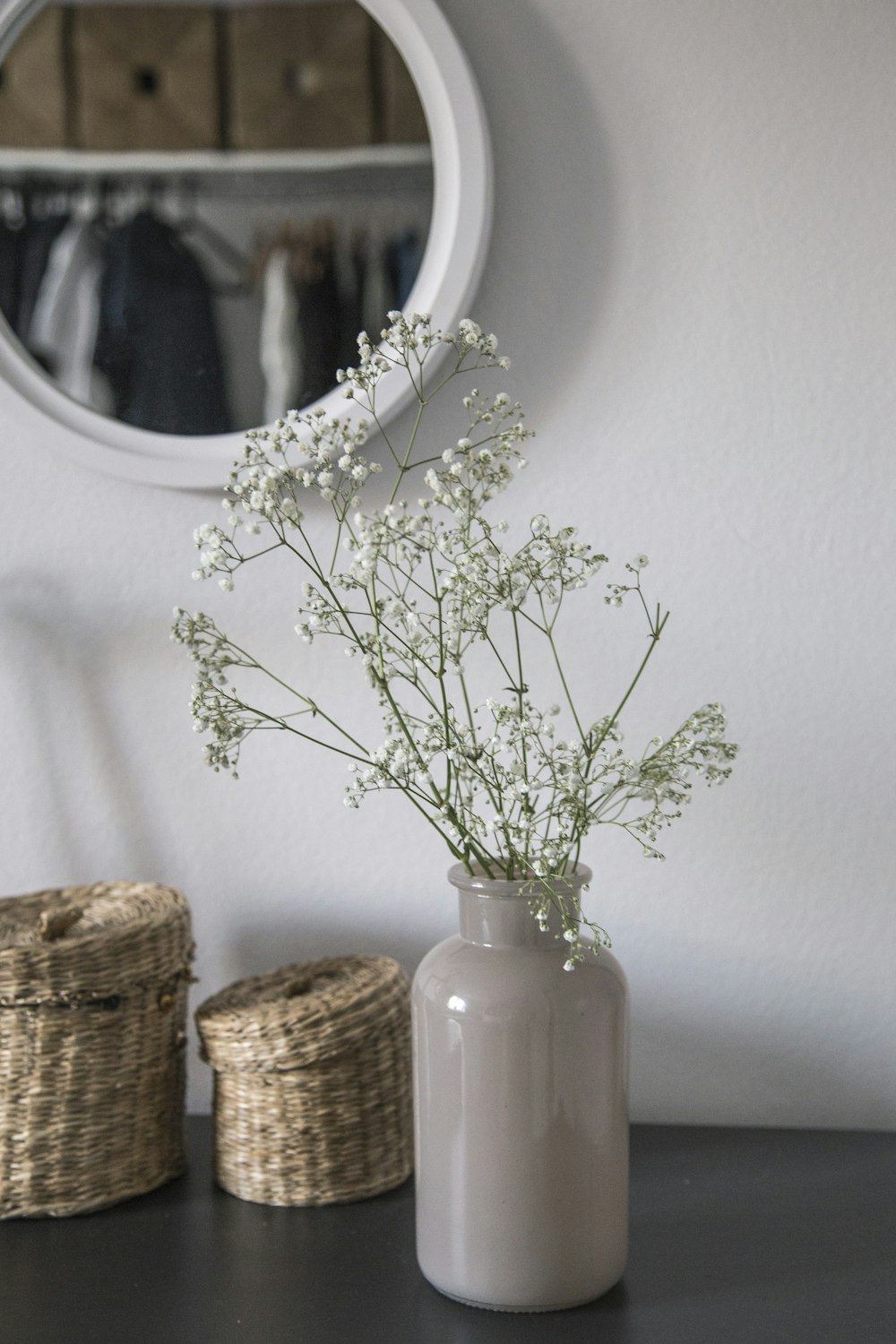 fleurs blanches dans un vase en céramique blanche