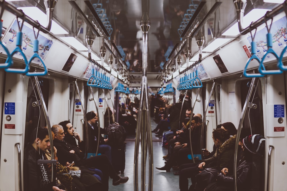 persone all'interno del treno