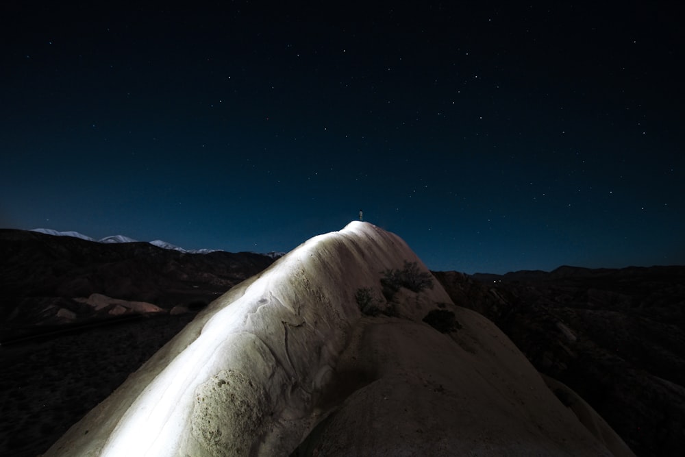 야간에 산의 근접 촬영 사진