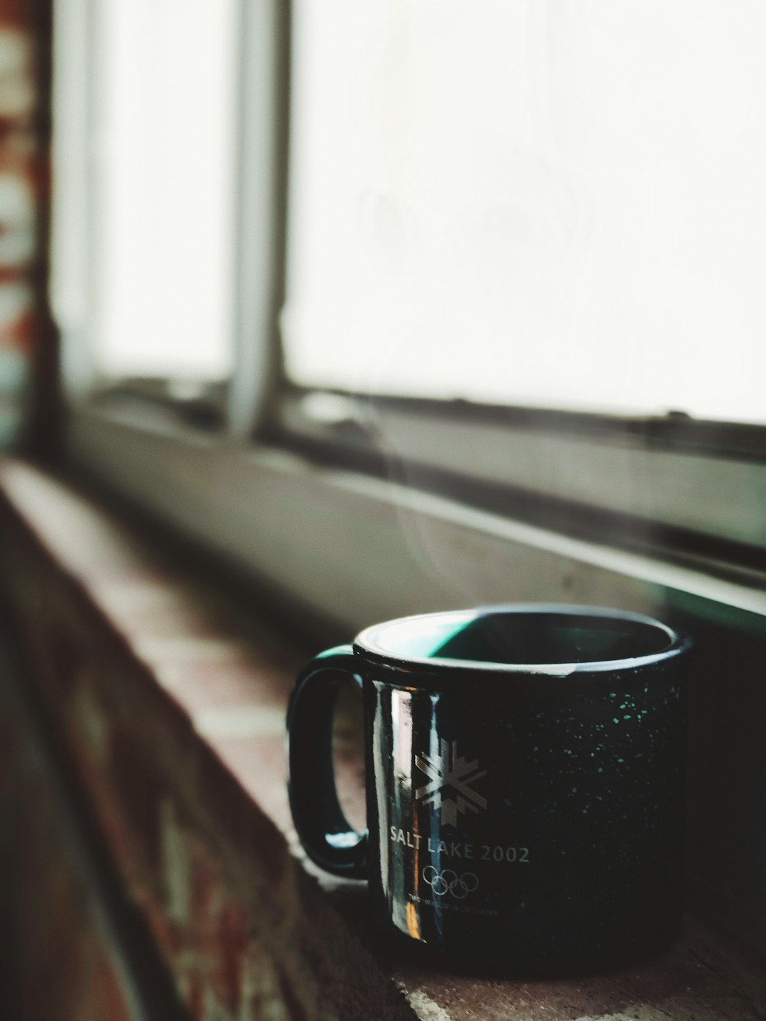 Речка перегорожена наполненная чашка сосредоточенный. Кофе у окна. Утро кофе окно. Кофе окно касса. Обои на рабочий стол горячий кофе окно свеча.