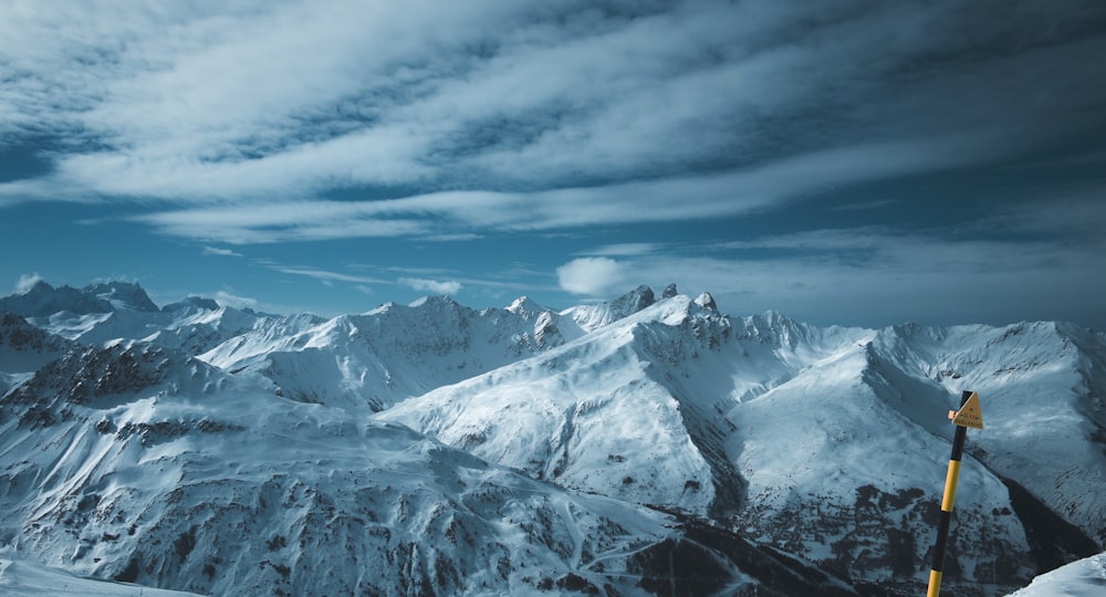 Schneebedeckter Berg tagsüber