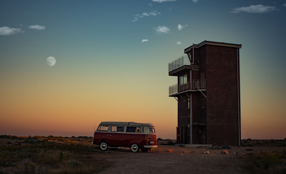 Volkswagen Samba rojo estacionado cerca de casa marrón