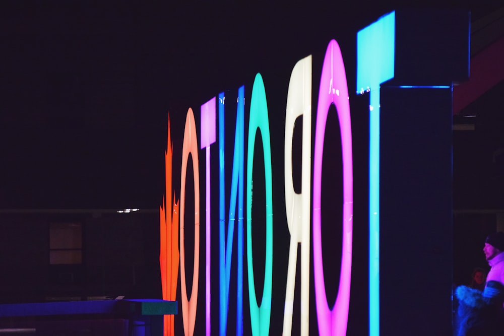 Signalétique LED multicolore de Toronto prise pendant la nuit