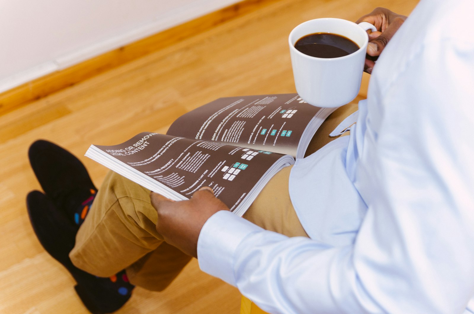 Nikon D5100 + Sigma 17-50mm F2.8 EX DC OS HSM sample photo. Man holding coffee mug photography