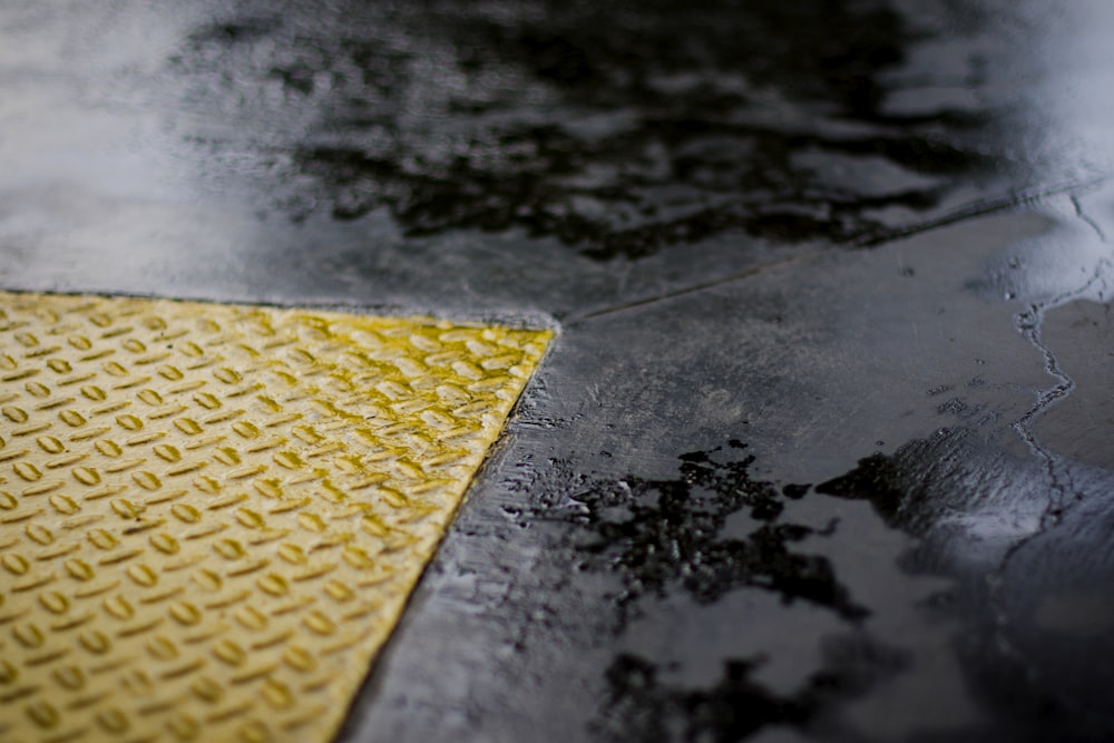 un primo piano di un pavimento giallo e nero