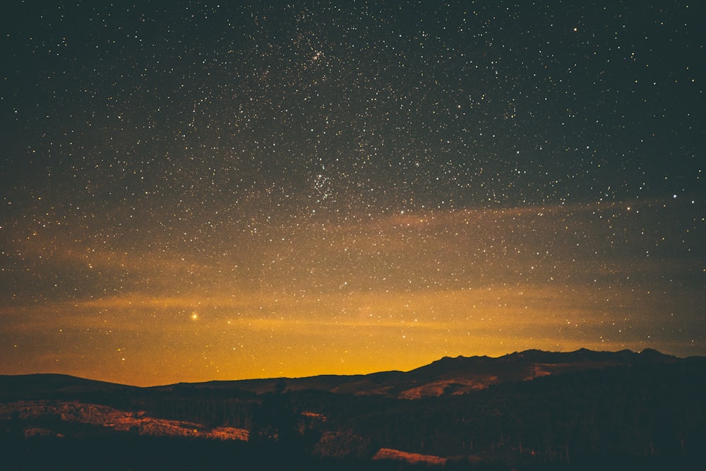 Céu noturno com estrelas acima da montanha