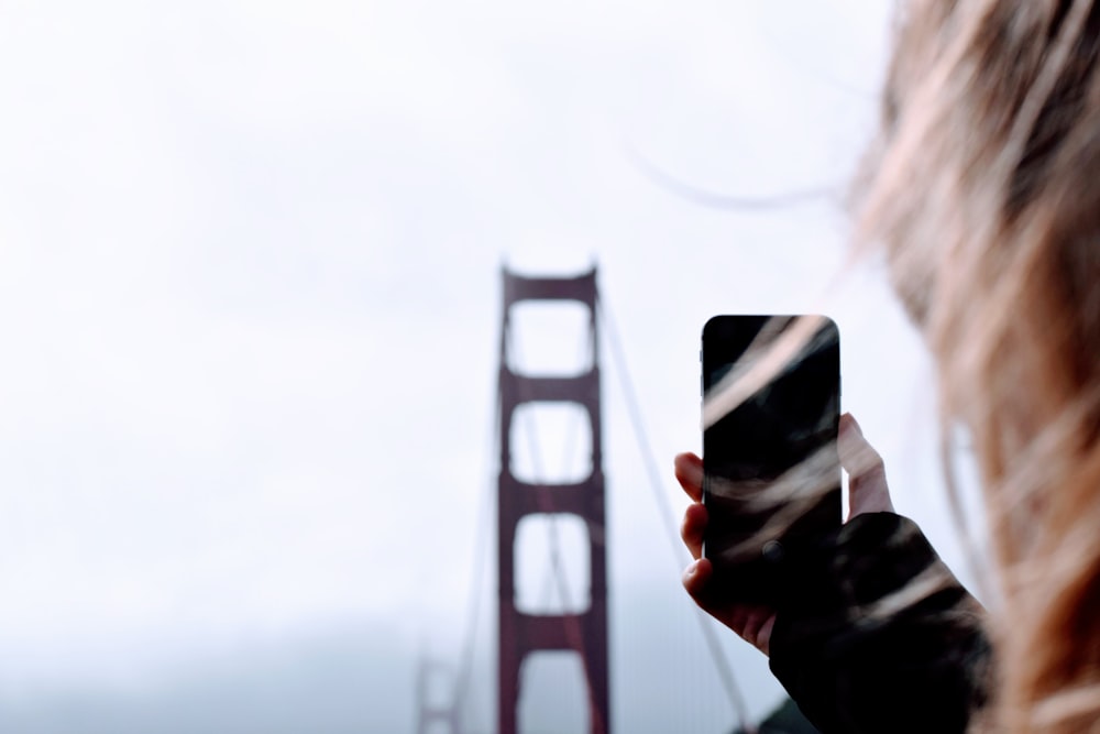 personne prenant une photo du pont du Golden Gate
