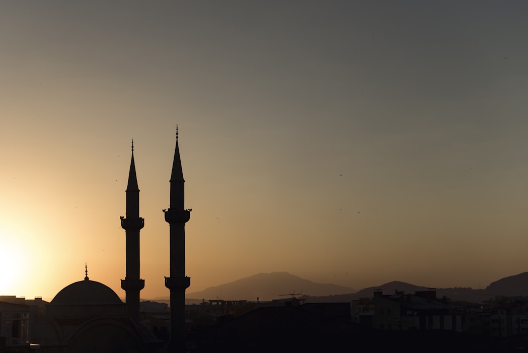 una moschea con sfondo a tramonto