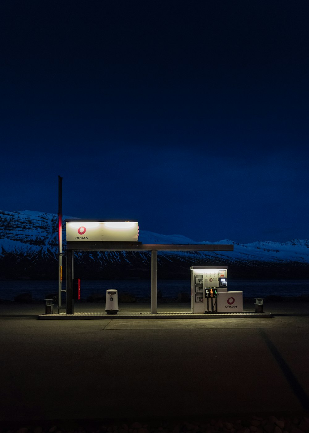 夜間のガソリンスタンド