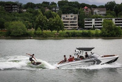 Wakeboardosok trükköznek a Dunán a marina-parti háttérrel
