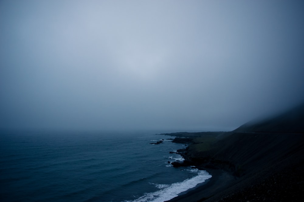 spiaggia coperta di nebbia