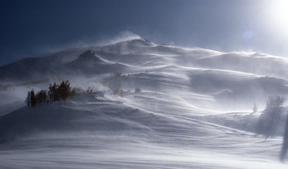 Landschaftsfoto eines schneebedeckten Berges