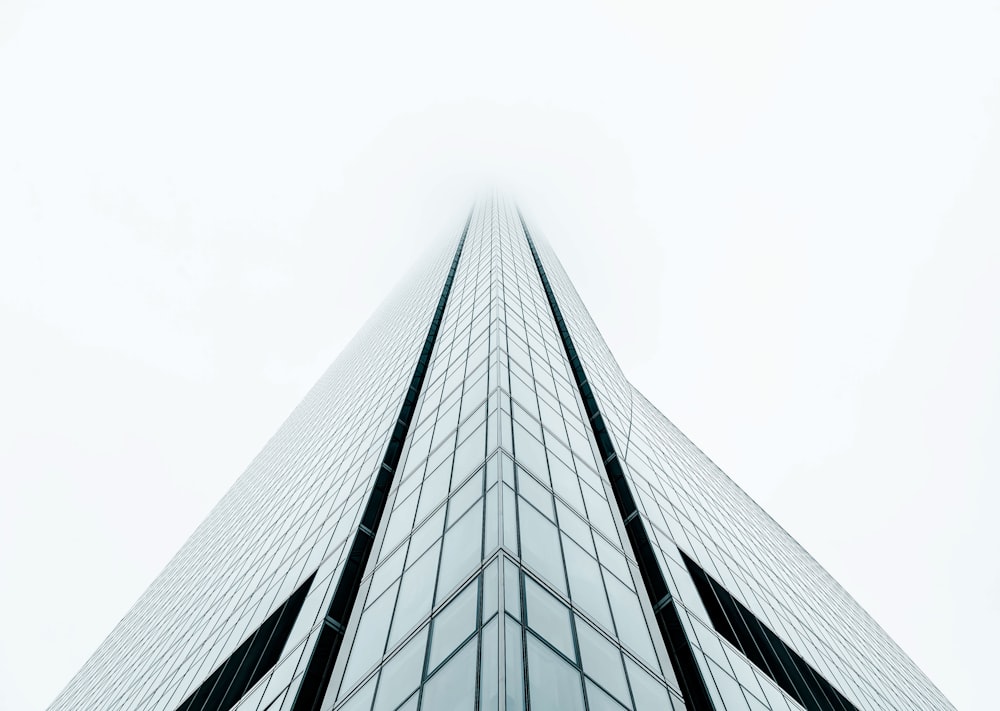 edifício pintado de preto durante o dia