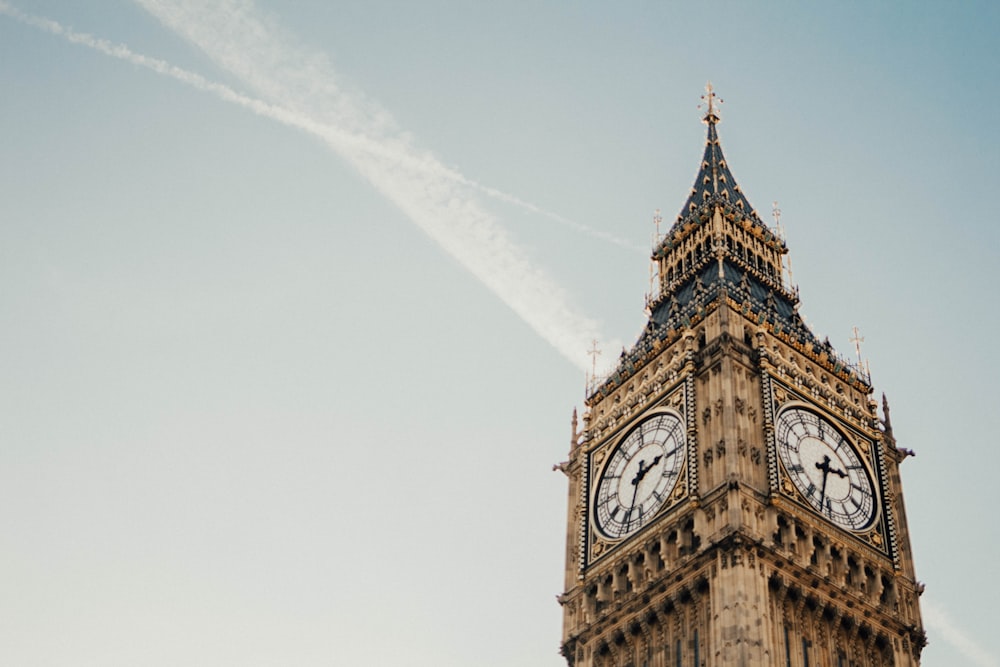 fotografia dal basso del Big Ben