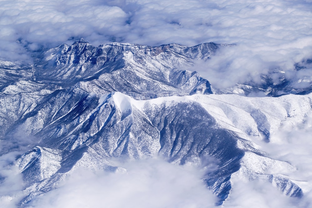 Vista aérea das montanhas cobertas de neve