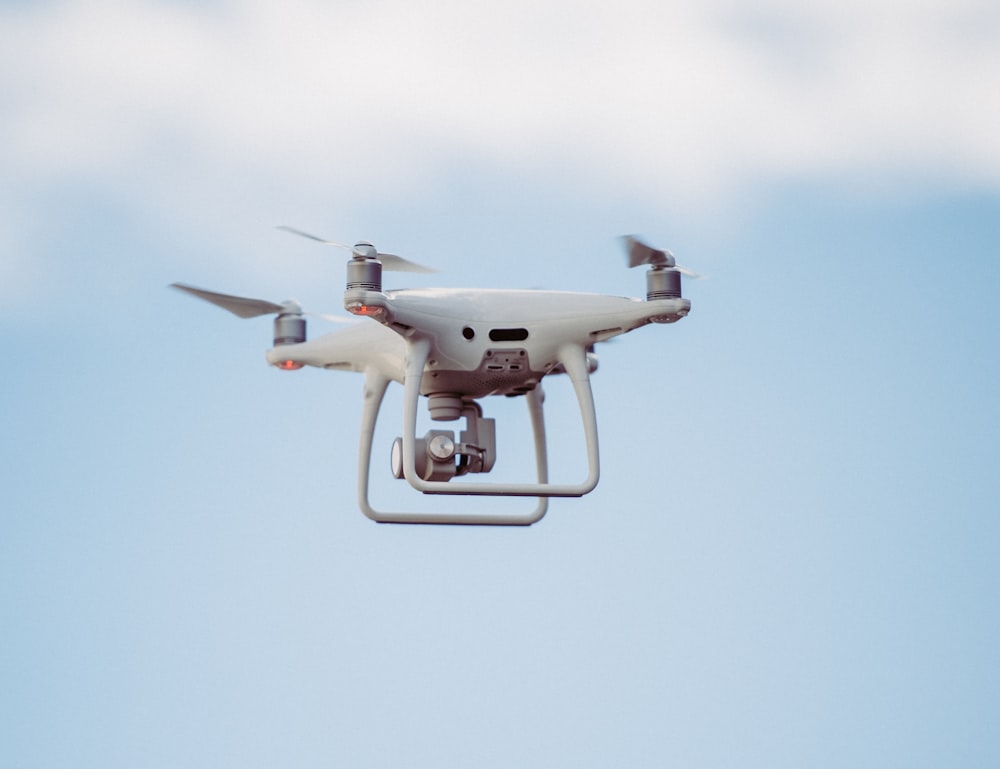 drone DJI branco no ar