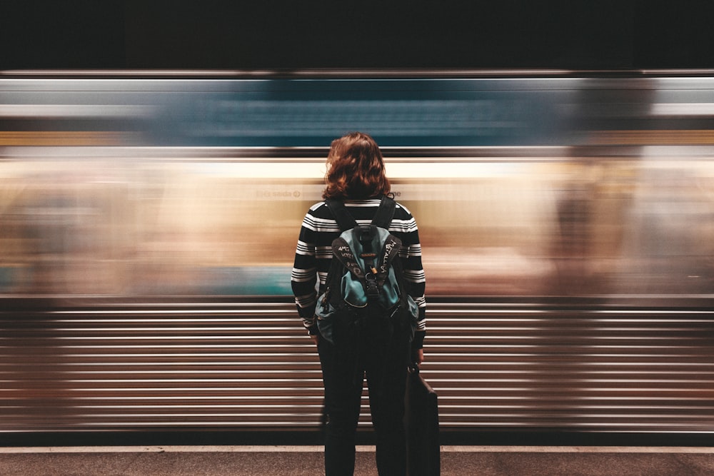 Person, die vor dem Bahnhof steht