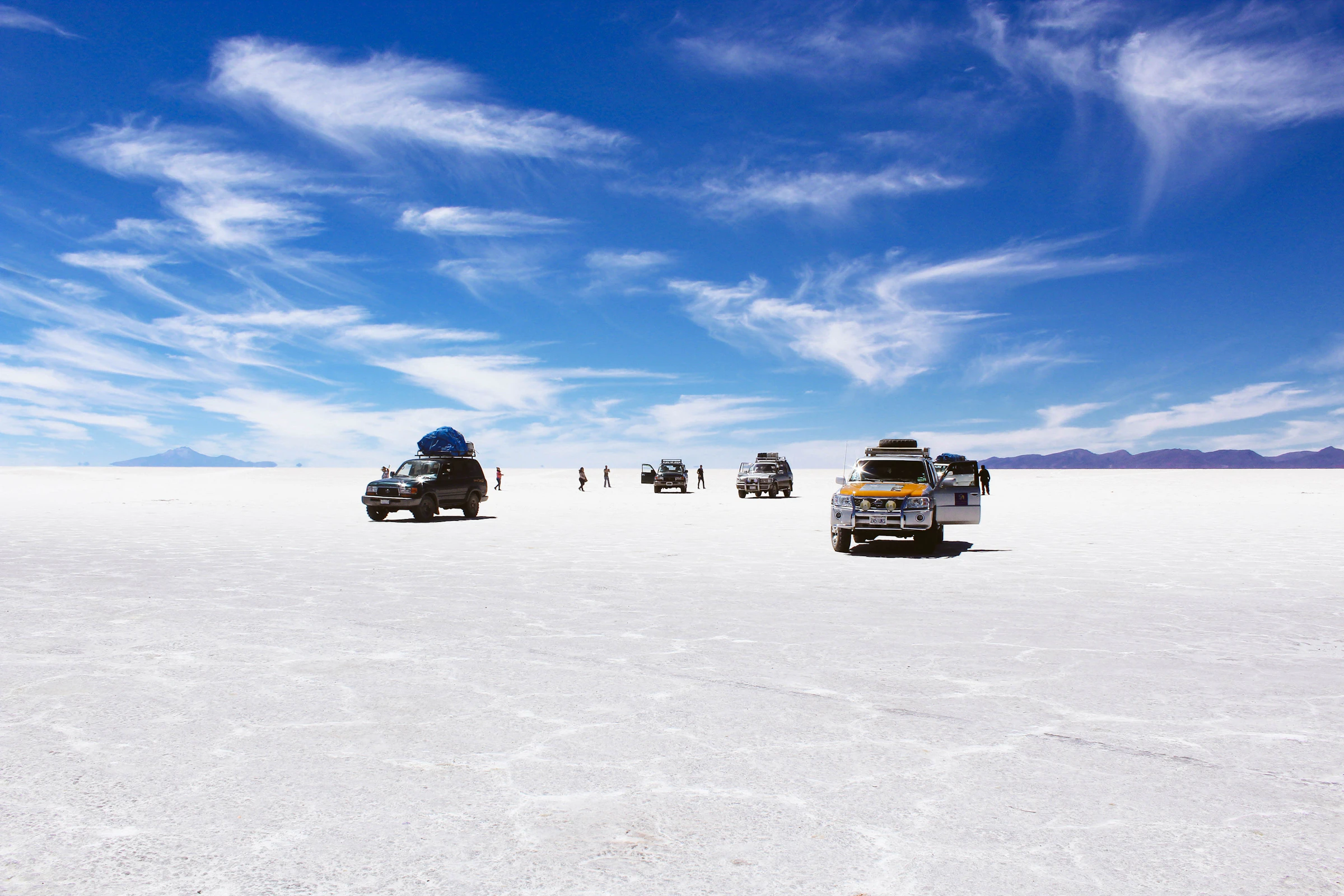 4x4 en el salar al atardecer