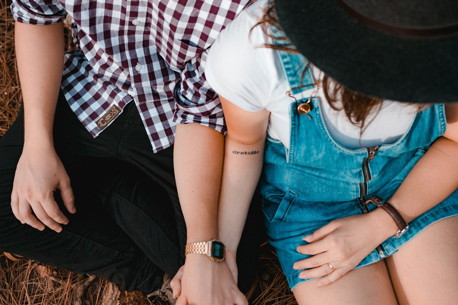 Canon EOS 60D + Canon EF 40mm F2.8 STM sample photo. Couple holding hands while photography