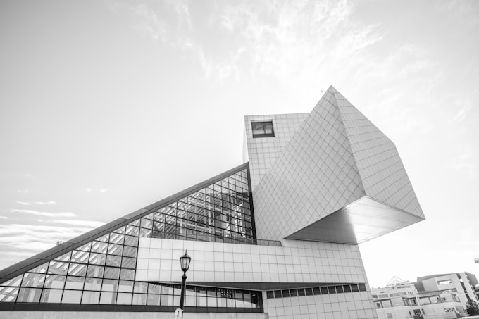 白いコンクリート建築の幾何学的なファサード