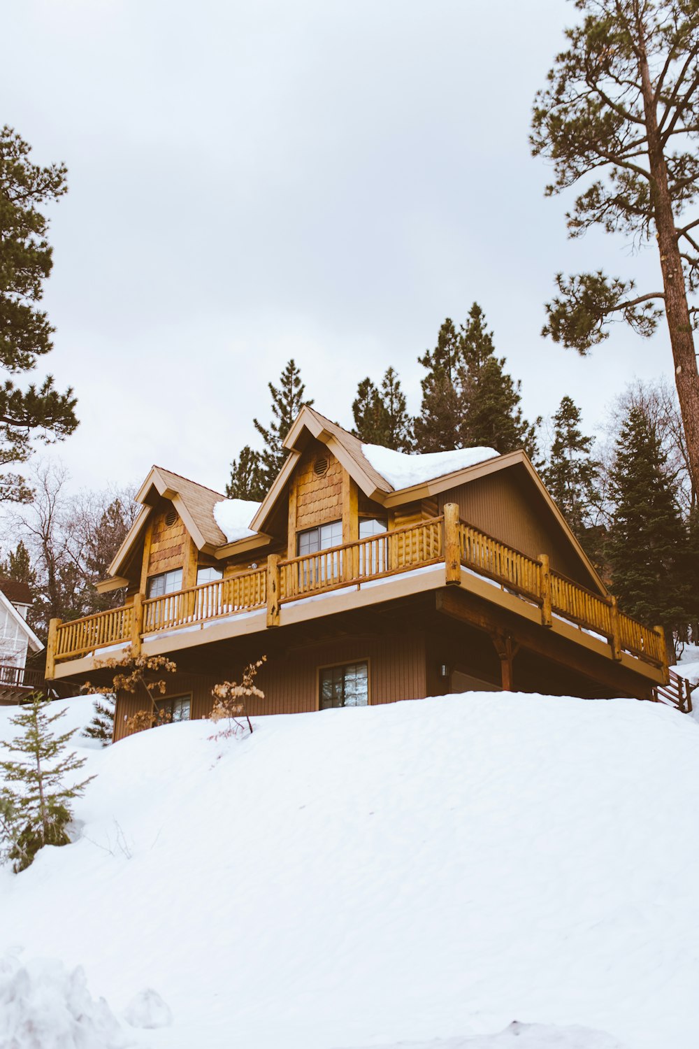 bruin huis bedekt en omgeven door sneeuw