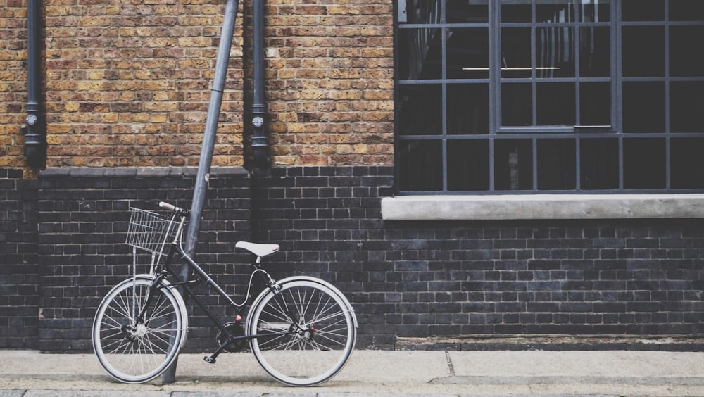 Bicicleta urbana gris y negra en la calle