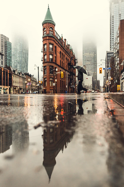 Pessoa atravessando a rua com guarda-chuva