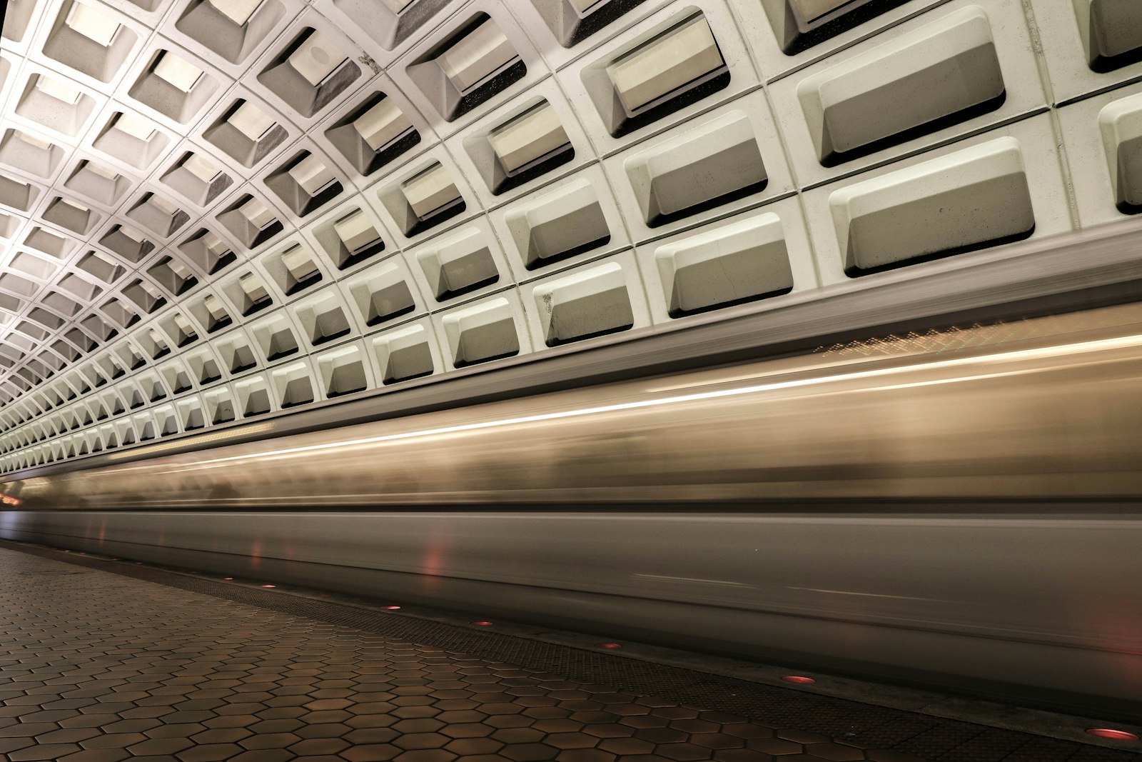 Canon EF-S 10-18mm F4.5–5.6 IS STM sample photo. Timelapse photo of train photography