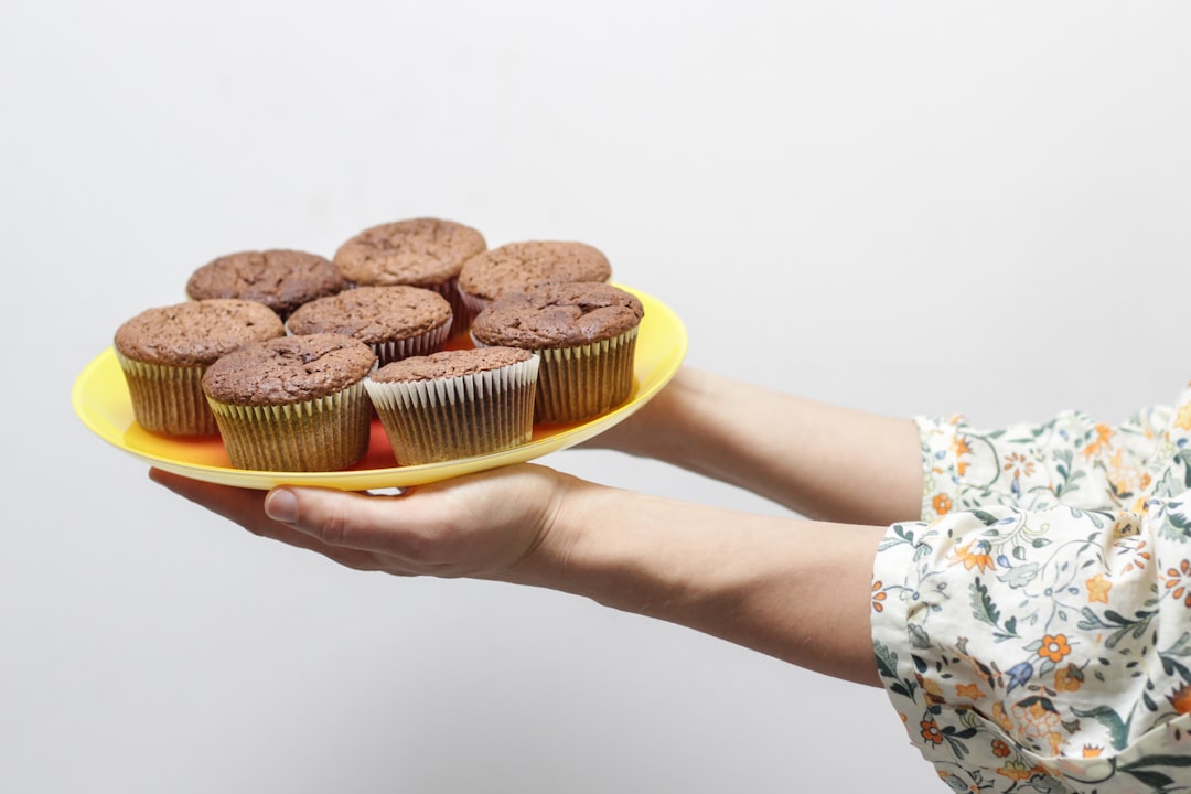 bunch of baked cupcakes