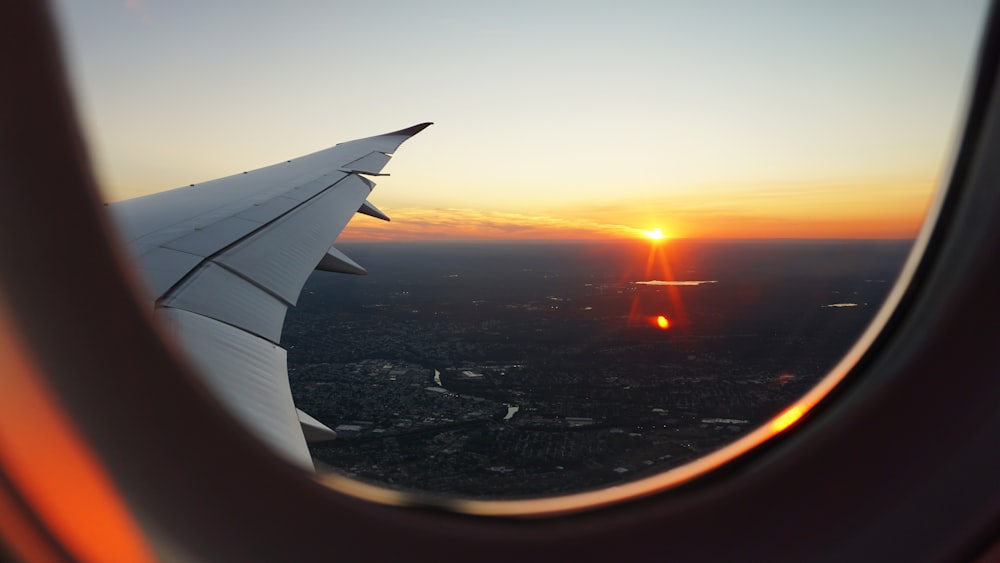 ゴールデンアワーの空の飛行機の窓の眺め