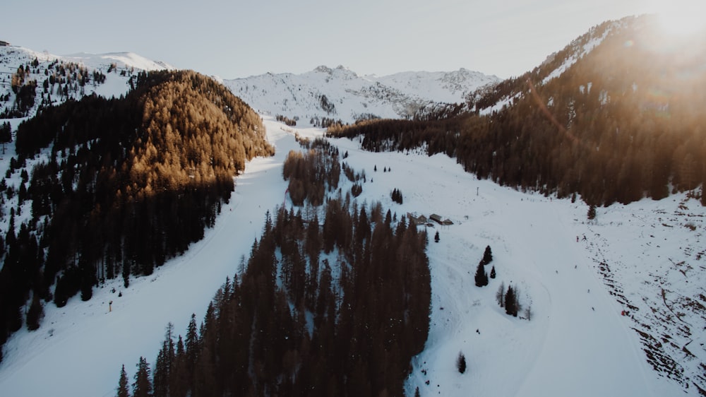 Photographie de vue aérienne d’une montagne enneigée pendant la journée