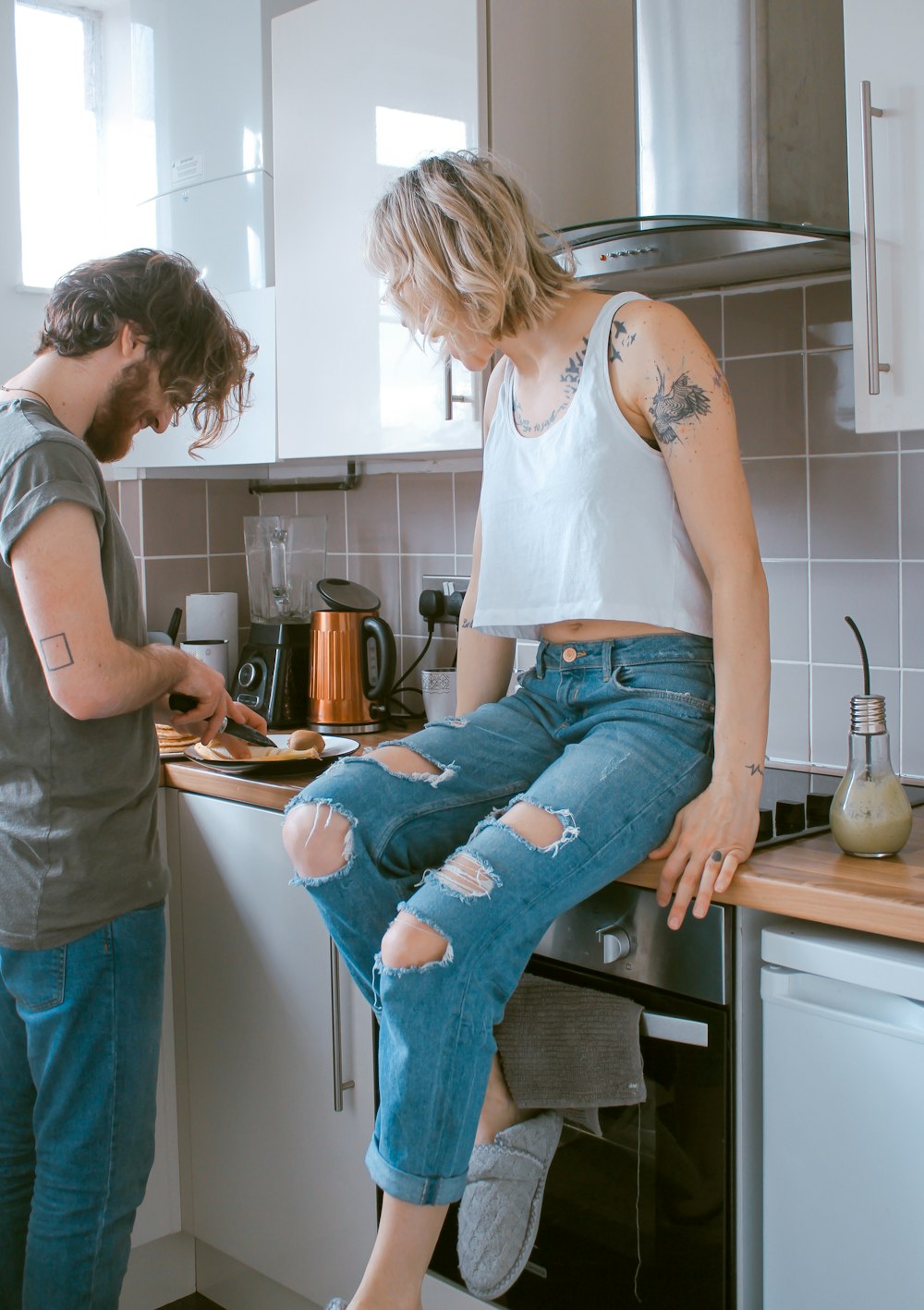 mujer y hombre en la cocina