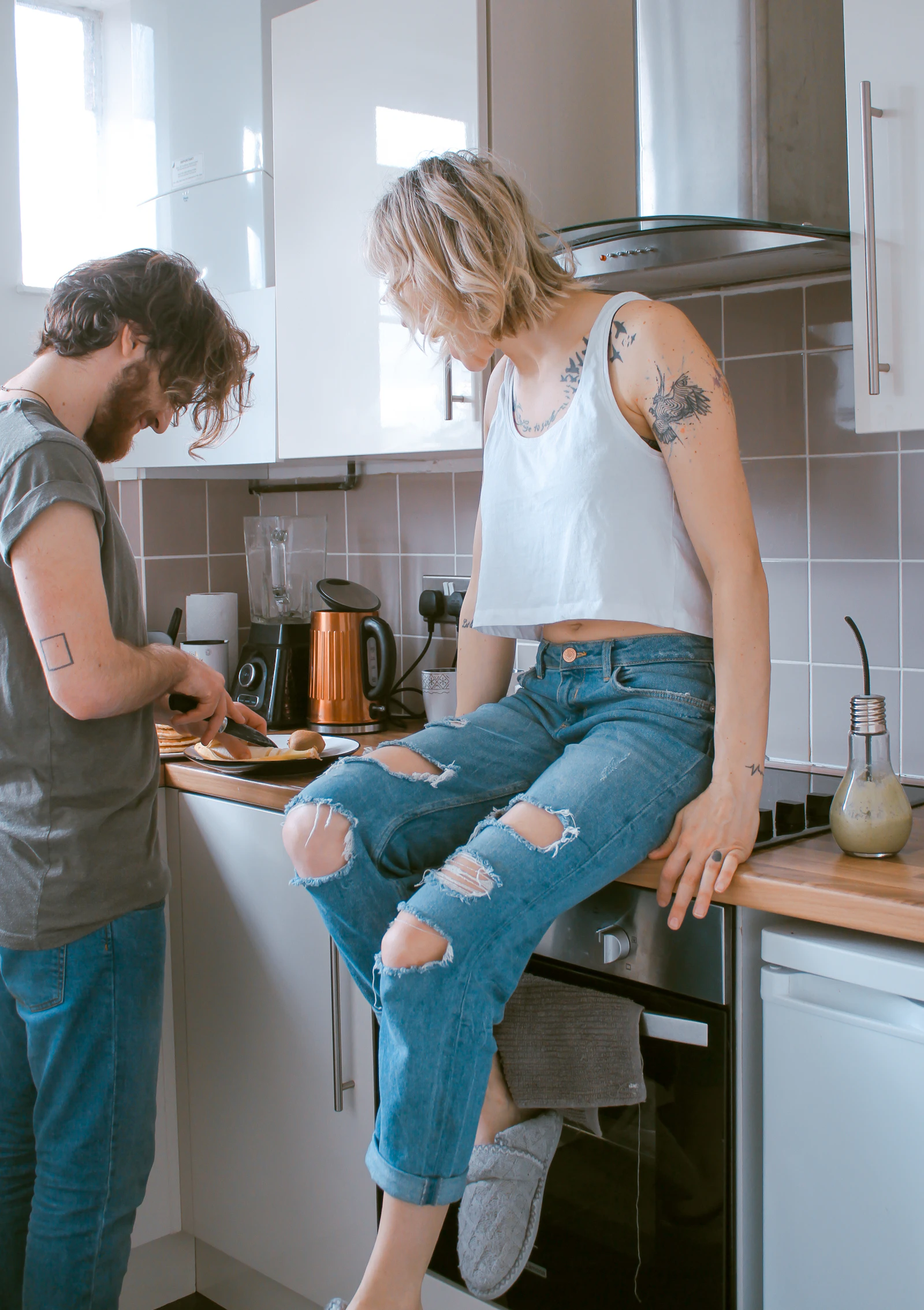 Casal jovem de mãos dadas representando união estável