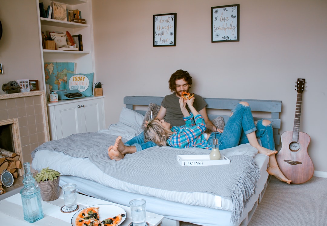 foto de casal comendo pizza em casa