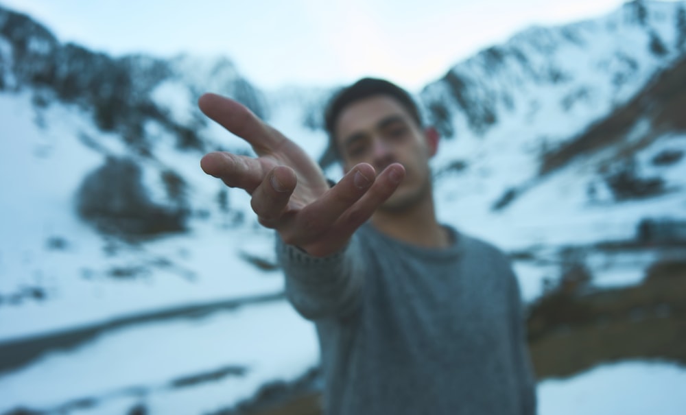 Persona en la montaña cubierta de nieve durante el día