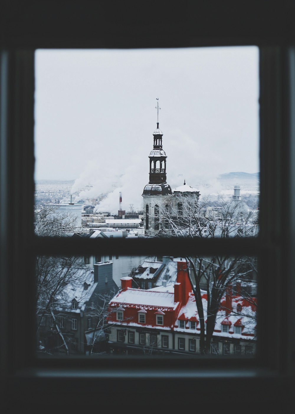 Edifício da torre marrom e branco perto da fumaça durante o dia