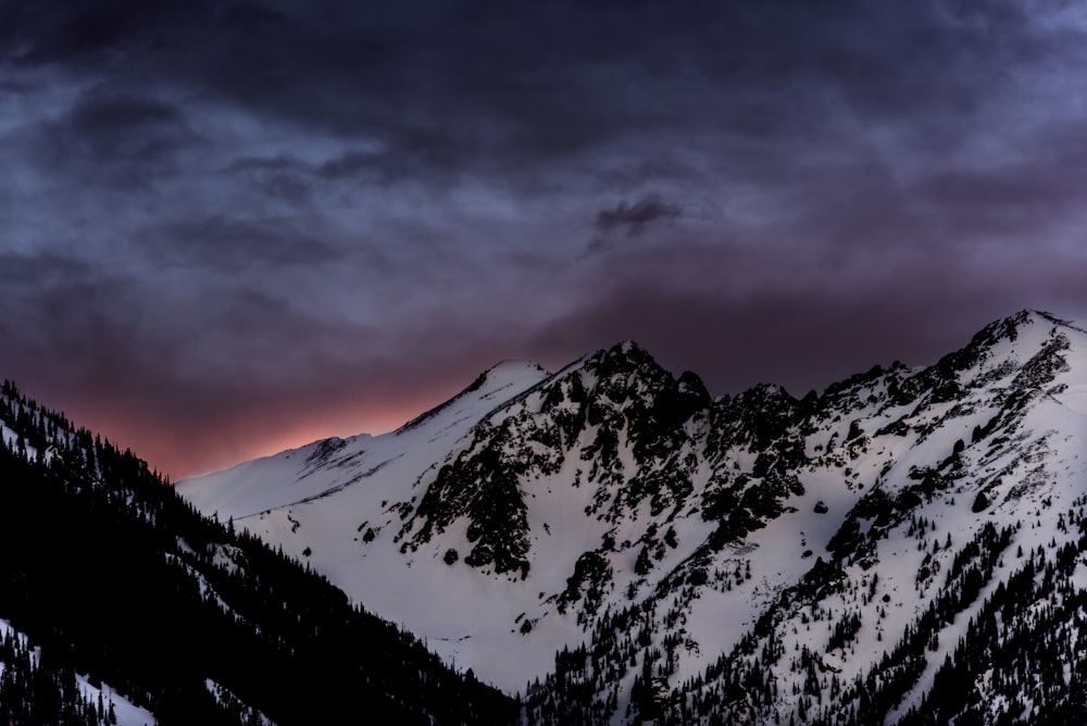 photo de paysage de montagnes couvertes de neige