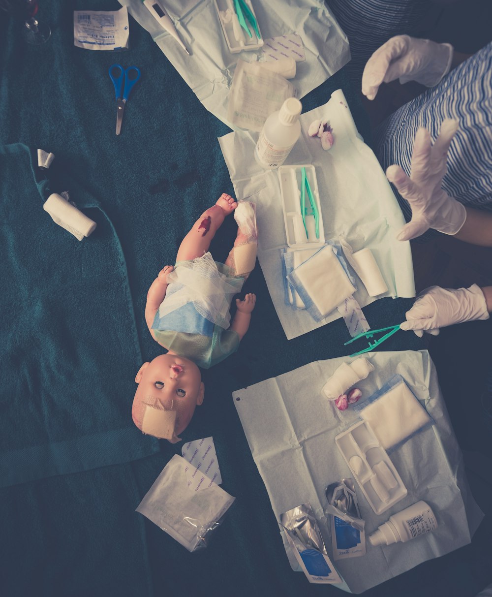 Baby im weißen Hemd auf blauem Textil liegend