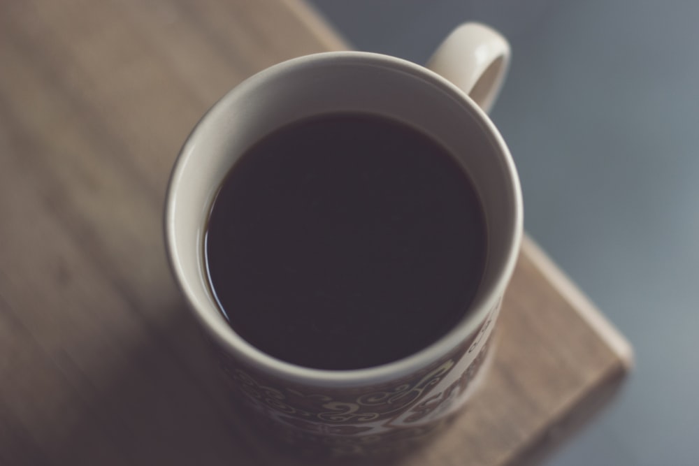 white and black ceramic mug