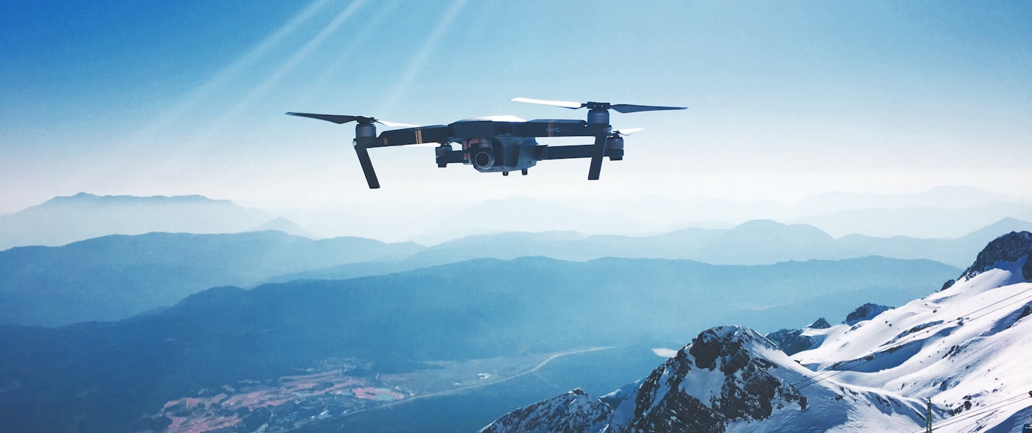 Drohne in den Bergen digitales Produkt KMU Digitalisierung