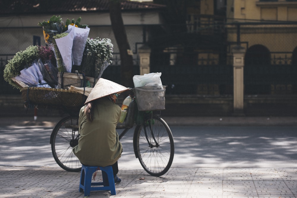 femme assise à côté du vélo de montagne