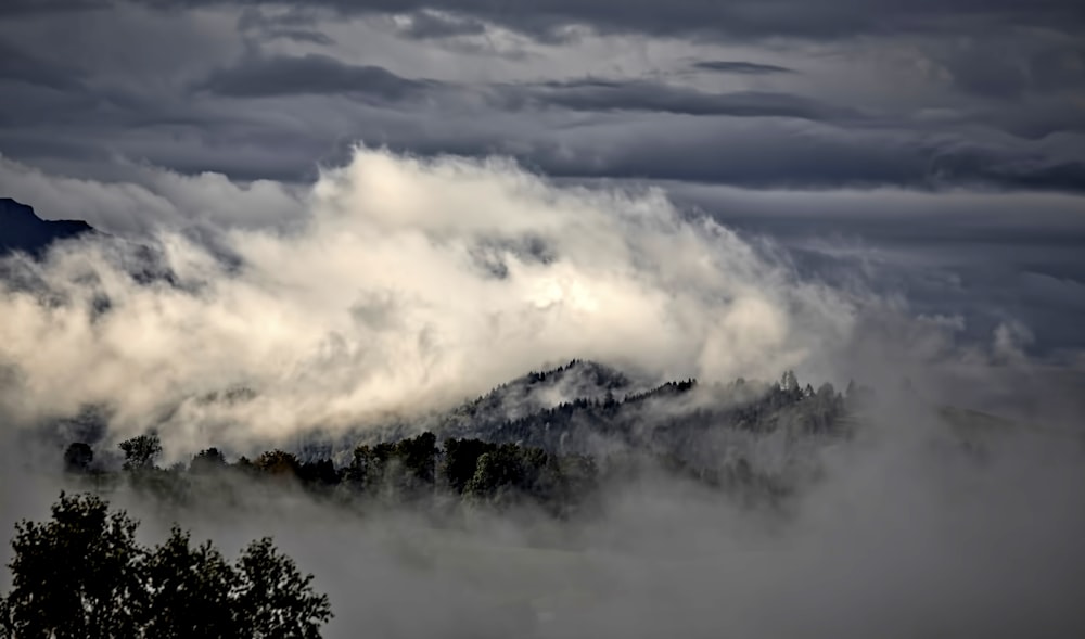 nubes blancas en la cima de una montaña