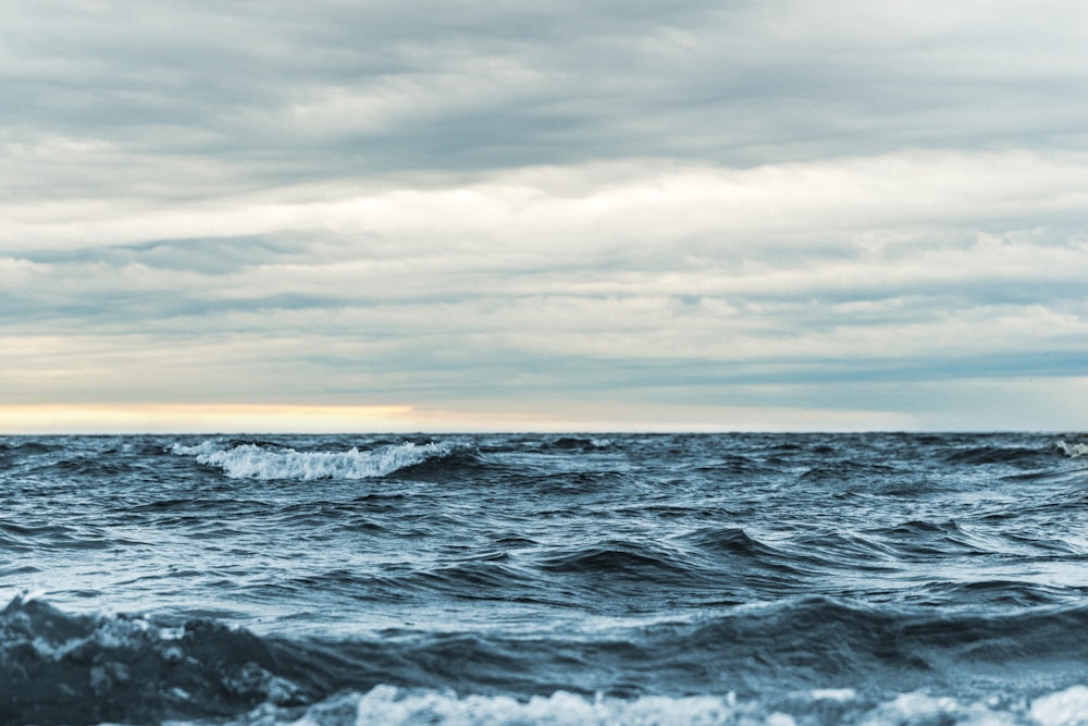 Fotografía de paisaje de olas y nubes